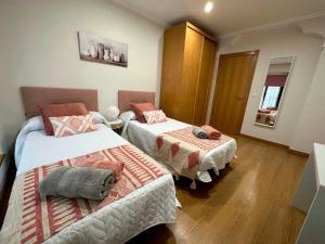 Zimmer mit 2 Betten und einem Sofa in der Unterkunft Apartamento Lujo centro histórico in Valladolid