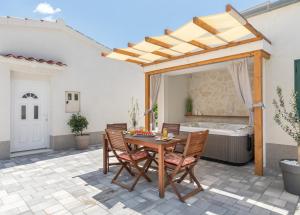 Patio nebo venkovní prostory v ubytování Tonina - house with terrace, jacuzzi, free parking