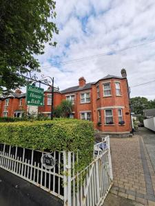 een gebouw met een bord ervoor bij Baldara House in Dublin