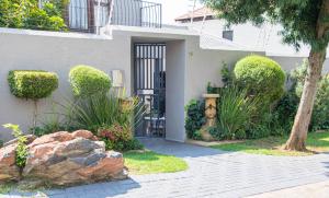 une porte d'entrée d'une maison en pierre dans l'établissement Stay @ Honeytree, à Edenvale