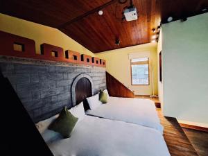 Postel nebo postele na pokoji v ubytování 小城門 親子寵物包棟民宿 City Door Family and Pet-Friendly Entire Home