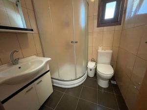 een badkamer met een douche, een toilet en een wastafel bij Huge Villa 300 meters to sea and near to Ida mount in Burhaniye