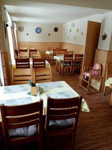 un comedor con mesas y sillas en una habitación en Penzion Lukáš en Malá Morávka