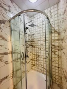 eine Dusche mit Glastür im Bad in der Unterkunft Maşukiye Otel in Kartepe