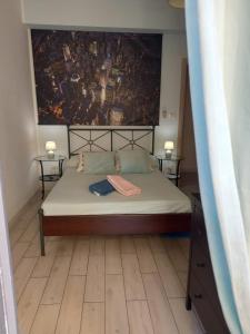 a bedroom with a bed with a painting on the wall at Salerno Inn B&B in Salerno