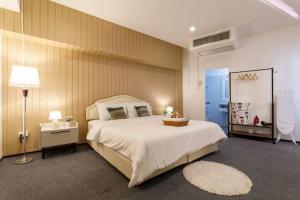 Una cama o camas en una habitación de Hideout Nimman, Privacy Villa