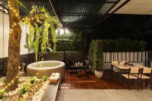 Un jardín fuera de Hideout Nimman, Privacy Villa