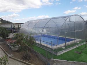 uma grande gaiola com uma piscina dentro dela em Quinta Pedreira dos Anjos em Provesende