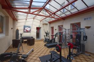 un gimnasio con varias bicicletas estáticas en una habitación en Logis Hôtel Centrotel et Spa Bulles d'Allier, en Montmarault