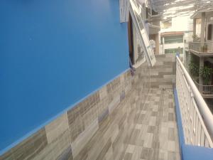 une cage d'escalier dans un immeuble à ciel bleu dans l'établissement An Chi Hotel, à Hô-Chi-Minh-Ville