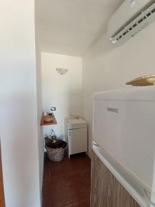 cocina con nevera blanca en una habitación en Stanze Agli Ulivi, en Porto Cesareo