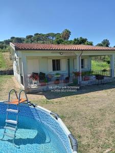 uma piscina em frente a uma casa em Villetta San Giovanni em Calatafimi