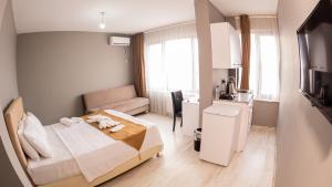 um pequeno quarto com uma cama e uma cozinha em MY HOME IN TRABZON em Trebizonda
