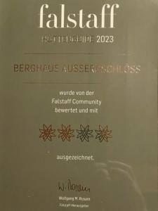 een groene envelop met een federaal Australisch antwoordcertificaat bij Berghaus Außergschlöß in Matrei in Osttirol
