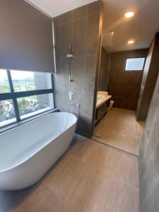 Ένα μπάνιο στο Sunflower/4r3b/klcc/1550sf/bacony/newcondo/bathtub