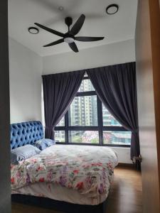 Ένα ή περισσότερα κρεβάτια σε δωμάτιο στο Sunflower/4r3b/klcc/1550sf/bacony/newcondo/bathtub