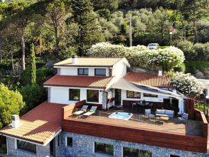 uma vista aérea de uma casa com um telhado em Spettacolare vista isola Terrazza e idromassaggio em Noli