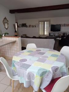 einen Tisch mit einer Decke im Wohnzimmer in der Unterkunft WELLCOME#HOME in Aramon