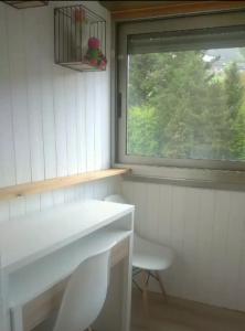 Habitación con mesa blanca y ventana en Apartamento en la Molina en La Molina Alp