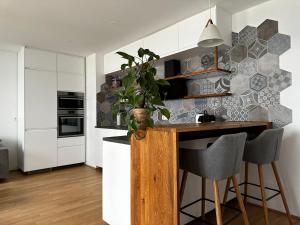 een keuken met een houten eiland met een potplant bij 2-Zimmer Wohnung in Oberlaa mit privatem Tiefgaragen Platz in Wenen