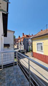 Aussicht vom Balkon eines Hauses in der Unterkunft Apartmani SKY 1 2 3 in Brčko