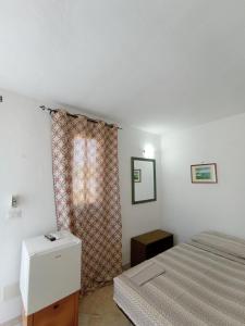 切薩雷奧港的住宿－Stanze Agli Ulivi，一间卧室设有一张床和一个窗口