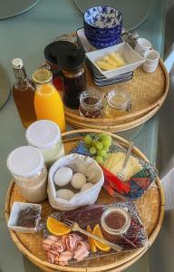 two baskets filled with different types of food on a table at Maglebjerggaard Gæstgiveri in Borre