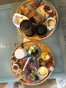 dois cestos cheios com diferentes tipos de alimentos sobre uma mesa em Maglebjerggaard Gæstgiveri em Borre