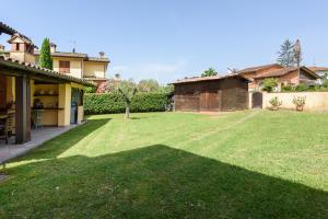 um quintal com um grande relvado em frente a uma casa em Casina Franca em Capezzano Pianore,