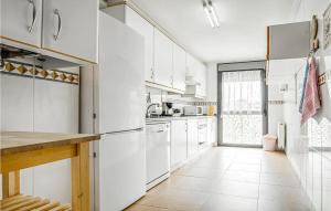 Kuchyň nebo kuchyňský kout v ubytování Stunning Apartment In Aviles With 3 Bedrooms
