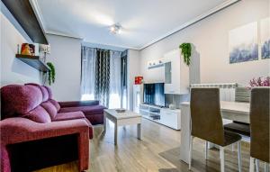 Posezení v ubytování Stunning Apartment In Aviles With 3 Bedrooms