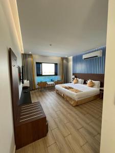 ein Hotelzimmer mit einem großen Bett in einem Zimmer in der Unterkunft درة العروس استوديو على شاطئ البرادايس - عوائل in Durrat Al-Arus