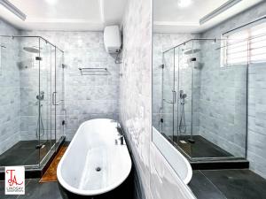 Ένα μπάνιο στο Lindsay Apartments - Goldie Block +19 φωτογραφίες