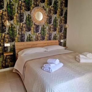 een slaapkamer met een bed met handdoeken erop bij Piccolo appartamento di charme in Napels