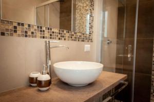 een badkamer met een witte wastafel op een aanrecht bij Piccolo appartamento di charme in Napels