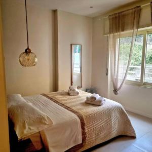 een slaapkamer met een bed met twee handdoeken erop bij Piccolo appartamento di charme in Napels