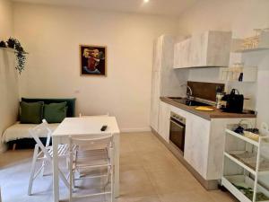 een kleine keuken met een tafel en een aanrechtblad bij Piccolo appartamento di charme in Napels +11 foto's