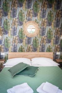 een slaapkamer met een groen bed en een groene muur bij Piccolo appartamento di charme in Napels