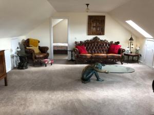 een woonkamer met een bank en een tafel bij Entire cosy home from home country retreat in Holyhead