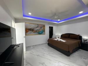 a bedroom with a bed and a blue ceiling at STUNNING BEACHFRONT VIEW LUXURIOUS Apartment 30 in Jomtien Beach