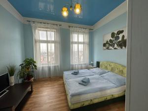 - une chambre avec un lit, un bureau et des fenêtres dans l'établissement Svahova 986/6, à Karlovy Vary