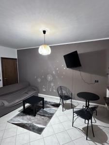 a living room with a bed and a table and chairs at Appartamento-Casalvelino in Omignano