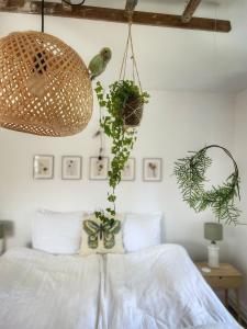 ein Schlafzimmer mit einem Bett mit Pflanzen an der Wand in der Unterkunft Maglebjerggaard Gæstgiveri in Borre