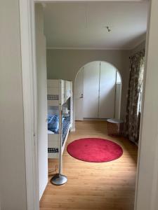 Zimmer mit 2 Etagenbetten und einem roten Teppich in der Unterkunft Björnstugan in Hökerum