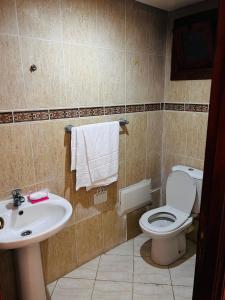 uma casa de banho com um WC e um lavatório em Appartement luxueux à Agdal près de la gare em Rabat