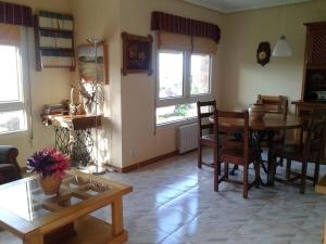 ein Wohnzimmer mit einem Tisch und einem Esszimmer in der Unterkunft MyHouseSpain -Xivares, Chalet con vistas al mar in Carrió