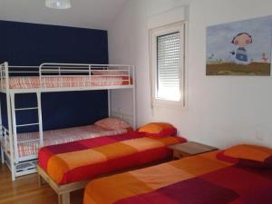 1 Schlafzimmer mit 2 Etagenbetten und einem Fenster in der Unterkunft MyHouseSpain -Xivares, Chalet con vistas al mar in Carrió