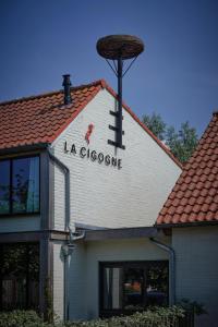 un edificio con una señal que lee la clovephrine en La Cigogne Boutique Suites, en Retranchement