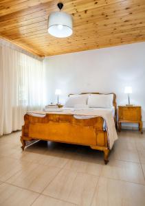 a bedroom with a large bed with a wooden ceiling at Casa Monte in Theológos