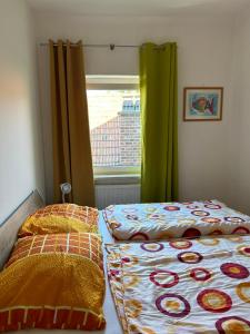 two beds sitting next to a window in a bedroom at Apartment Regina, schnelles Internet in Knittelfeld